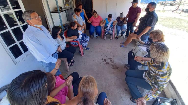 Los familiares de los pescadores desaparecidos reciben a autoridades del Ayuntamiento de Navolato.