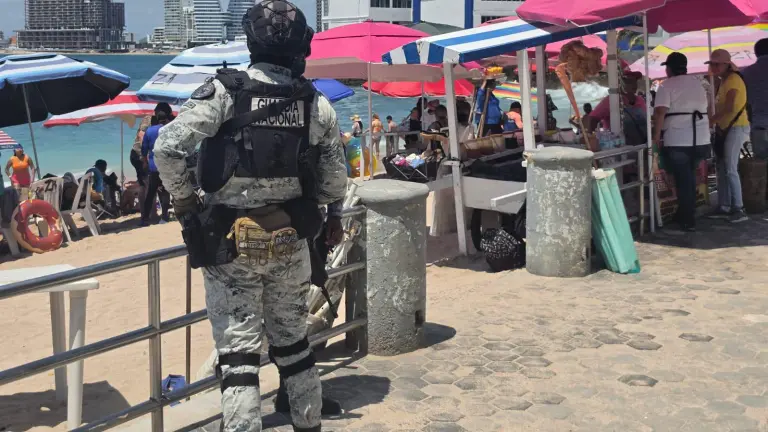 Las autoridades señalaron que continúan detectando irregularidades, principalmente relacionadas con el número de sombrillas instaladas en la playa.