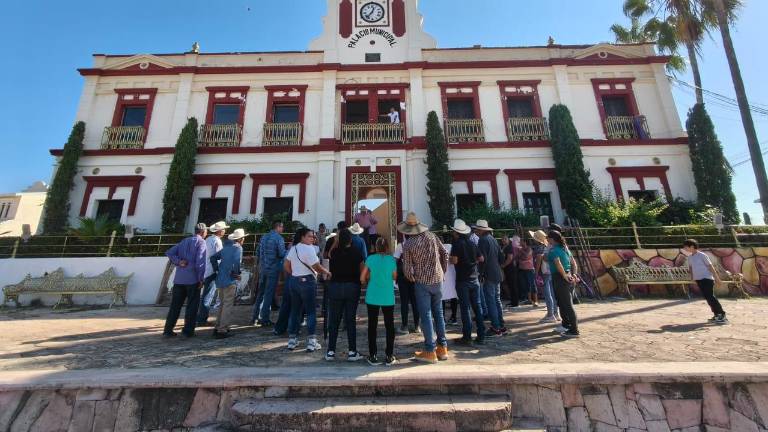 Protesta en el Palacio Municipal de Rosario de vecinos de comunidades que reclaman agua.