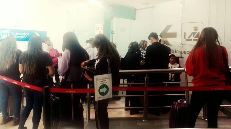 Denuncian pasajeros retraso en vuelos en el aeropuerto de Culiacán
