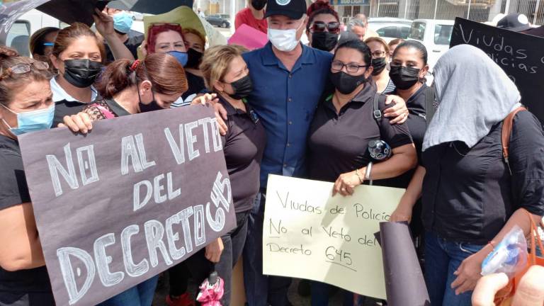 Viudas de policías se presentan en un evento del Gobernador Quirino Ordaz Coppel.