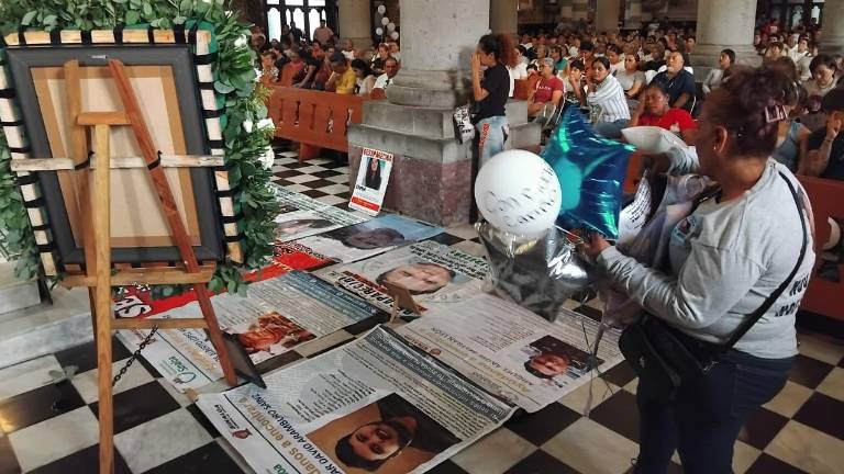 Durante la ceremonia, se colocaron fotografías, lonas y globos frente a la imagen de la Inmaculada Concepción.