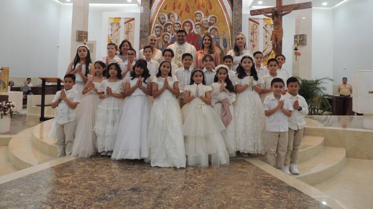 Alumnos del Instituto Senda acuden a realizar su primera comunión.