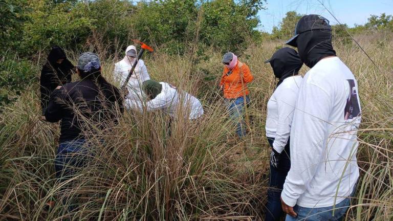 Integrantes del colectivo Por las Voces Sin Justicia realizaron este sábado una jornada de búsqueda a la salida norte de Mazatlán.