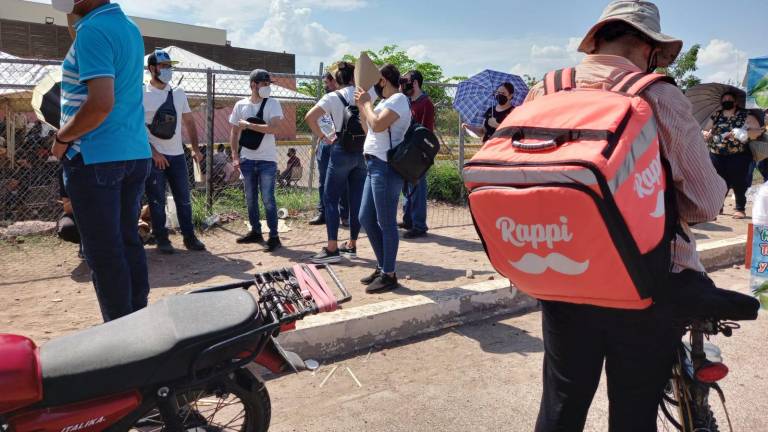 Jóvenes de 30 a 39 años acuden a vacunarse por segundo día en Culiacán