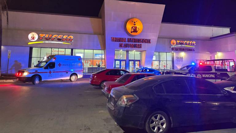Autoridades acudieron a la terminal de autobuses en Los Mochis tras el fallecimiento de un pasajero que esperaba abordar una unidad rumbo a Estados Unidos.