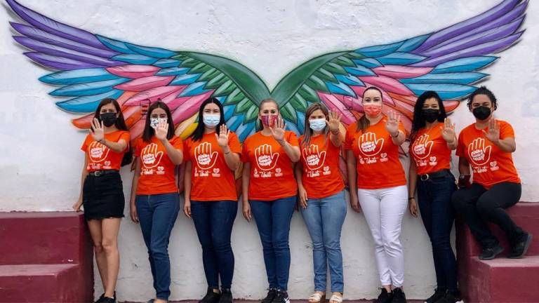 Gobierno municipal e integrantes de Immujer pintan espacios de naranja en Escuinapa
