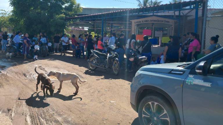 Protesta de padres de familia en el Jardín de Niños “Antonio Toledo Corro” en la comunidad de Isla del Bosque.