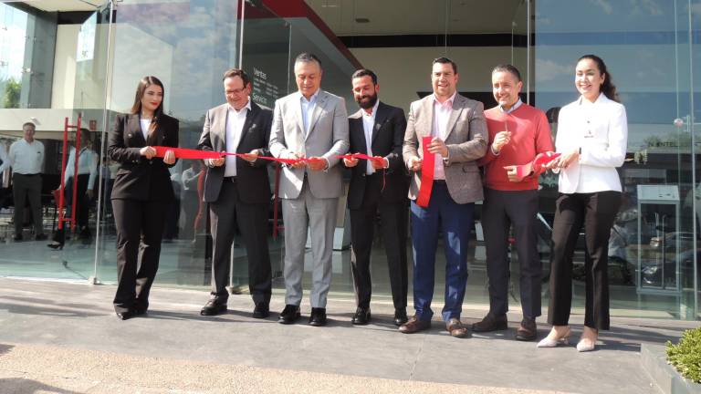 Directivos de Nissan realizan el corte oficial de la reinaguración simultánea de sus tres agencias en Culiacán.