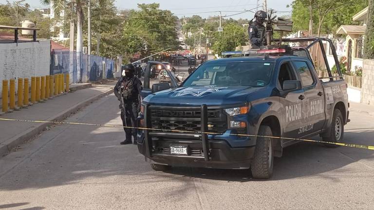 La camioneta de la Policía Estatal Preventiva chocó de lleno con una unidad Nissan Sentra, donde viajaban los tres civiles.