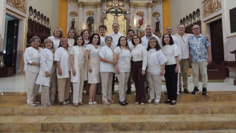 Egresados de la Facultad de Odontología se reúnen para celebrar su 40 aniversario.