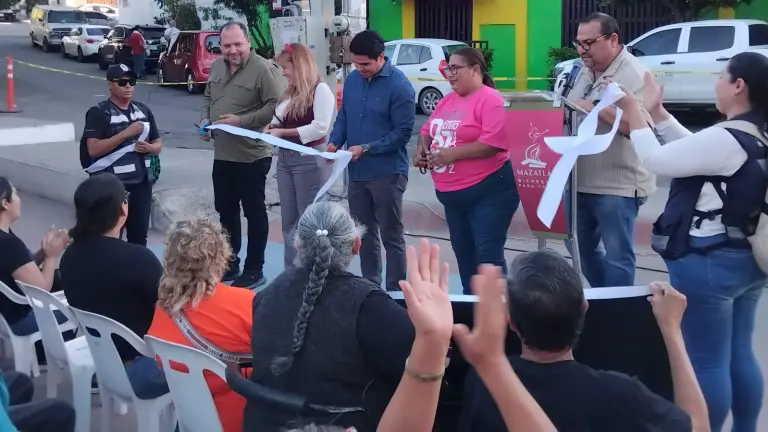 Este martes se llevó a cabo el corte de listón e inauguración oficial del Tianguis Navideño 2025 en la Colonia Benito Juárez.