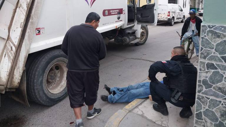 Un trabajador de Aseo y Limpia del Gobierno de Escuinapa fue atropellado por una camioneta cuando recolectaba la basura.