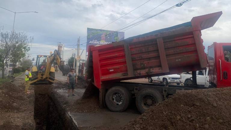 Trabajos de reparación de la red de drenaje en Culiacán.