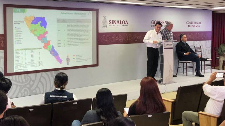 El Gerente de la distribución Noroeste de la CFE, Hugo Martínez Lendechy, durante La Semanera.