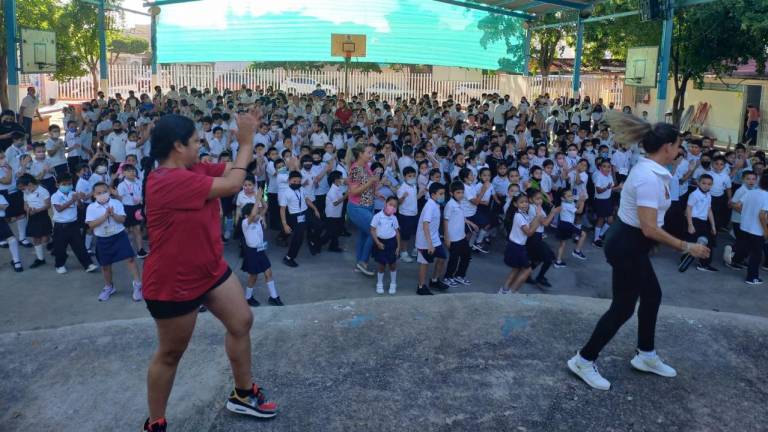 Los alumnos de la Escuela Primaria Jaime Nunó de Bugambilias muestran su energía en la activación física.
