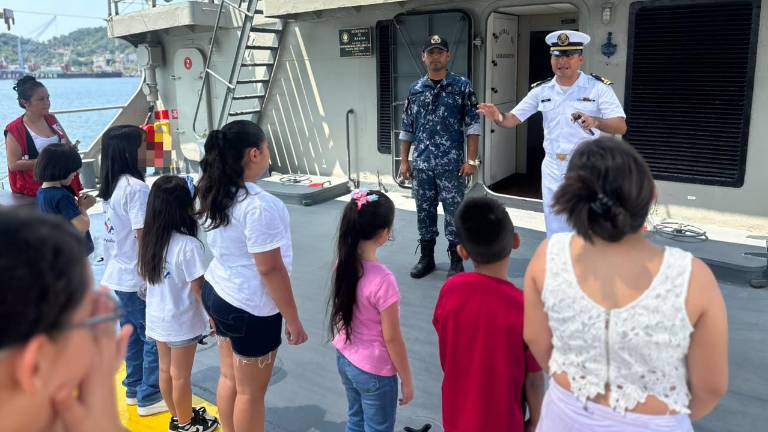 Niñas y niños realizaron una visita guiada al Buque ARM “Zapoteco” como parte de una jornada de convivencia organizada por la Secretaría de Marina.