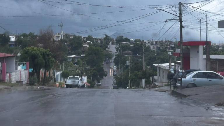 La mañana de este martes se registran lluvias fuertes sobre Mazatlán.
