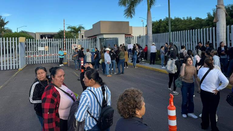 Protesta de campesinas en el Congreso de Sinaloa.