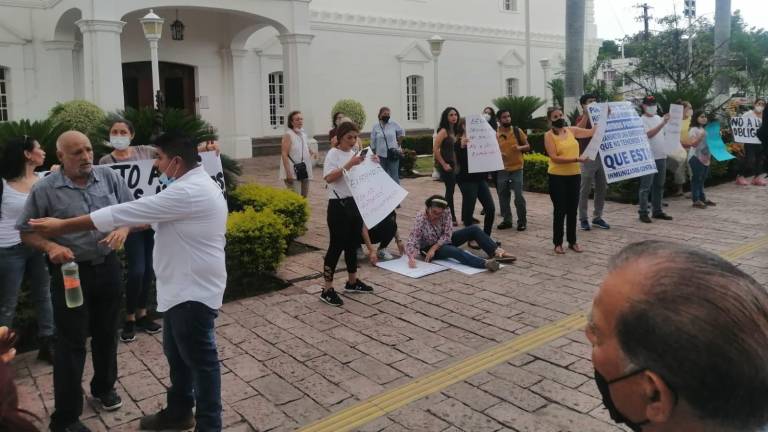 Se manifiestan afuera del Ayuntamiento de Culiacán contra exigencia de certificado de vacunación; acusan discriminación