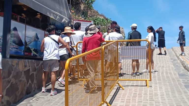 En Mazatlán turistas visitan el faro.