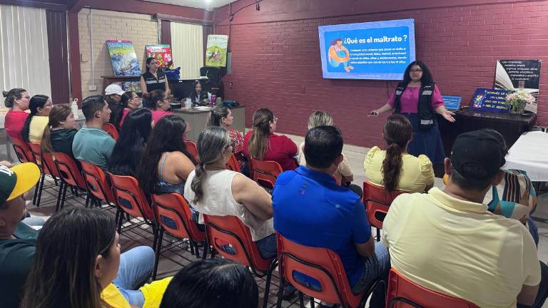 Charlas de Sipinna Ahome con madres y padres de familia de secundaria.