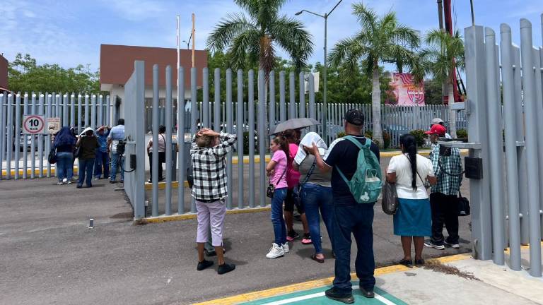 Usuarios de la CFE bloquean accesos al Congreso de Sinaloa.