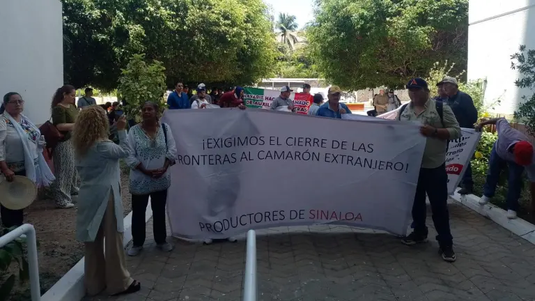 Productores acuícolas se manifiestan en la Conapesca para pedir que se frene la importación ilegal de camarón.