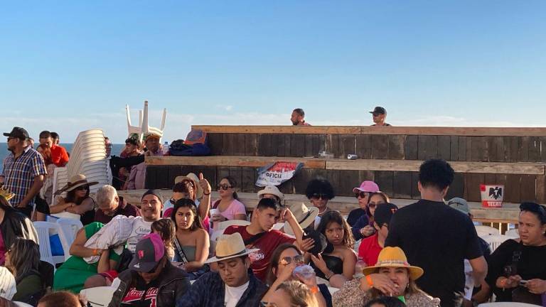 Templete suspendido donde se espera que el Rey del Carnaval, Héctor Limón, realiza una fiesta con banda al terminar el primer desfile de este domingo.