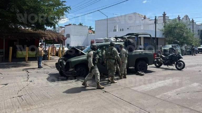 Una camioneta del Ejército Mexicano volcó a un vehículo de reparto en el centro de Culiacán.