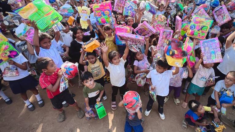 Niños y niñas recibieron juguetes durante la jornada.