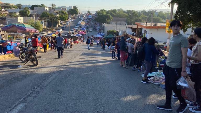 El bulevar Las Minas se llena de puestos con la instalación del tradicional tianguis Los Huizaches.