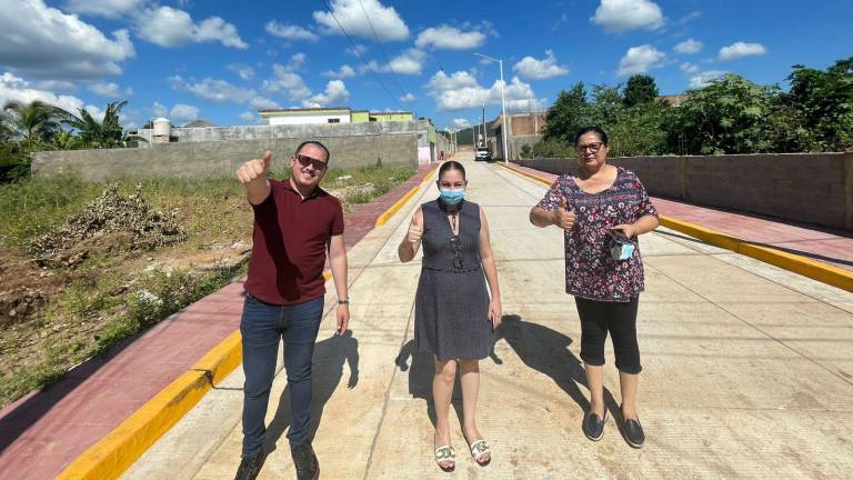 El Alcalde estuvo acompañado de la ex Alcaldesa Martha Castillo y Verónica Montaño, quienes recorrieron la Calle Cruz Padilla, recién culminada en la Colonia Valle Nuevo.