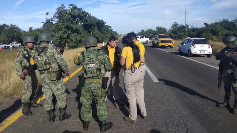 Personal de Protección Civil de diferentes demarcaciones atienden un accidente carretero ocurrido cerca de Elota.