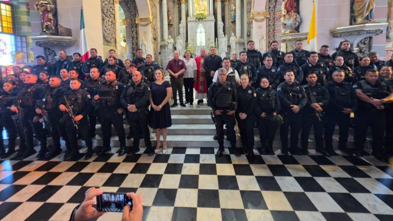 Festejos del Día del Policía en Mazatlán iniciando con una misa en la Catedral.