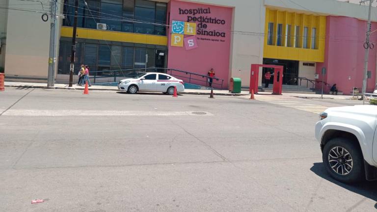 Los agentes de la Fiscalía del Estado de Sinaloa acudieron al hospital para confirmar la muerte del niño,
