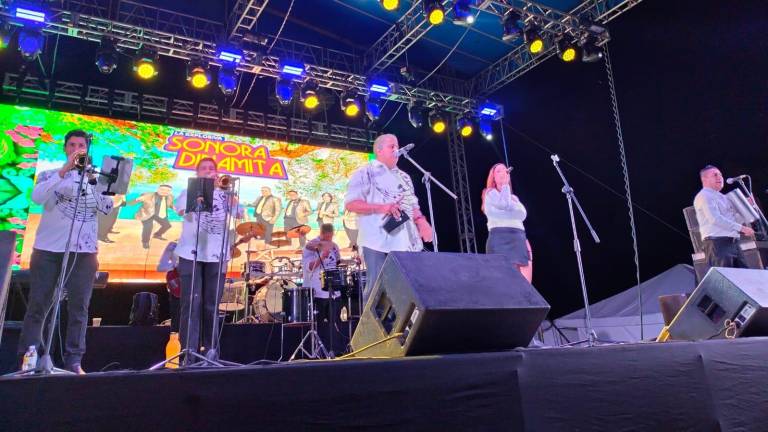 La Explosiva Sonora Dinamita pone a bailar a los presentes.