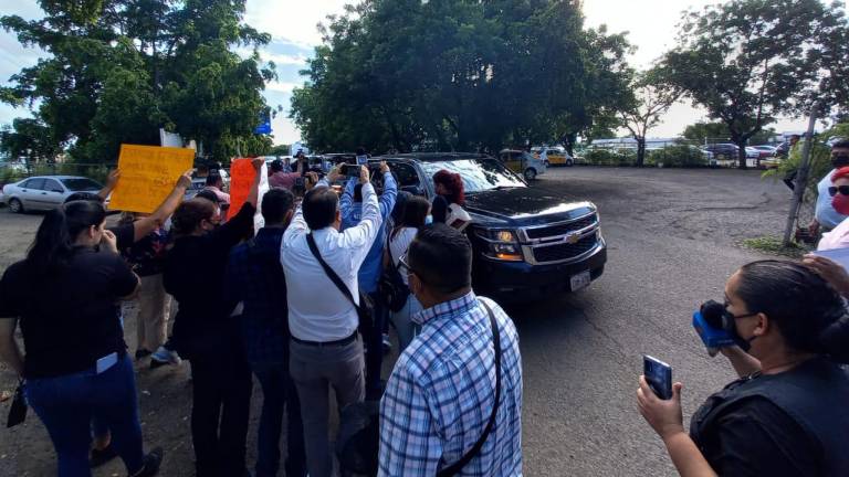Arriba López Obrador a Culiacán en medio de protestas