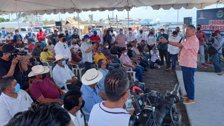 Quirino Ordaz, Gobernador de Sinaloa, en un evento con pescadores de Altata, Navolato.