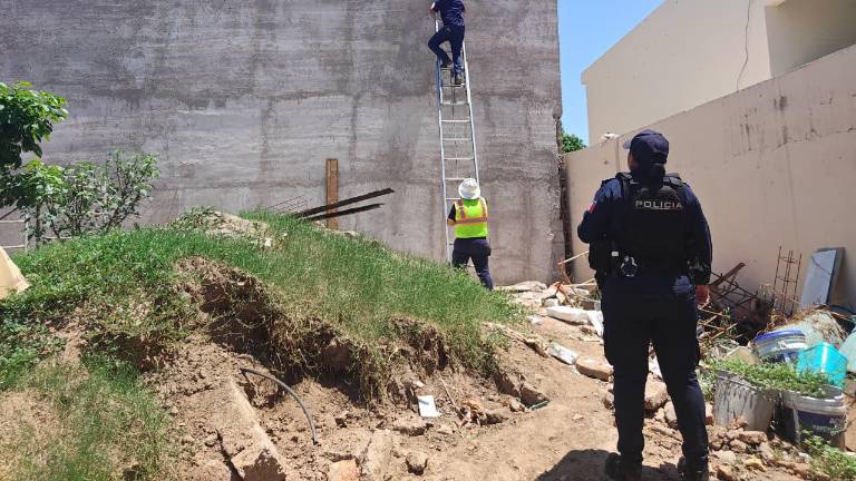 Trabajador de la construcción resultó lesionado tras recibir una descarga eléctrica en Guasave.