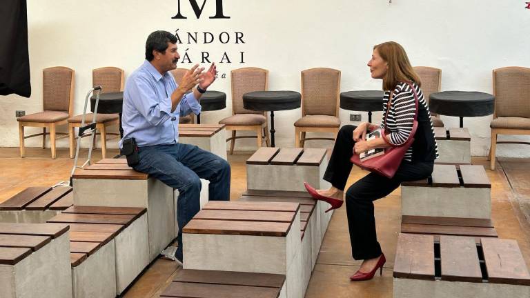 Javier Corral en su librería de Chihuahua junto a Tatiana Clouthier.