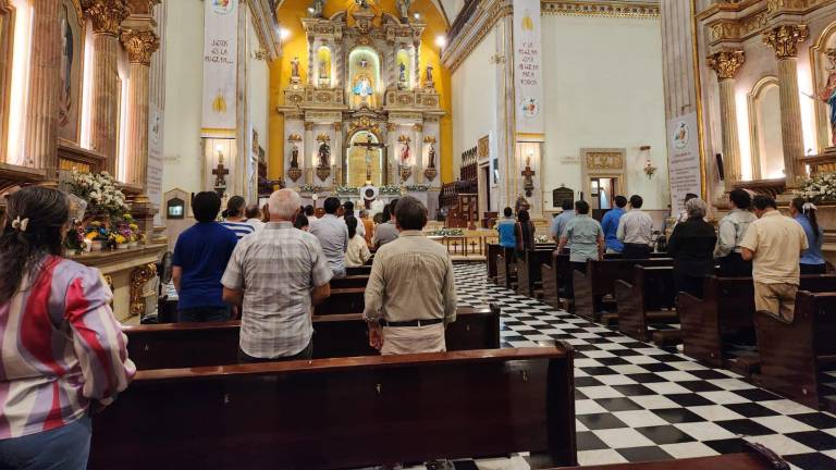 El padre Jaime Homero Portillo Gill destacó la importancia de mantener vivo el legado de Clouthier del Rincón y de replicar sus valores en la vida pública y familiar.