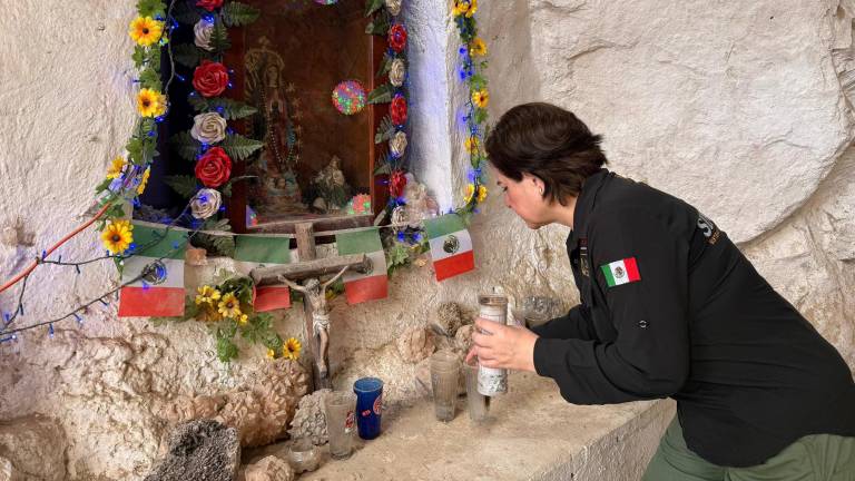 La Coordinadora Nacional de Protección Civil, Laura Velázquez Alzúa, en la entrada de la mina Santa Fe, en Rosario.