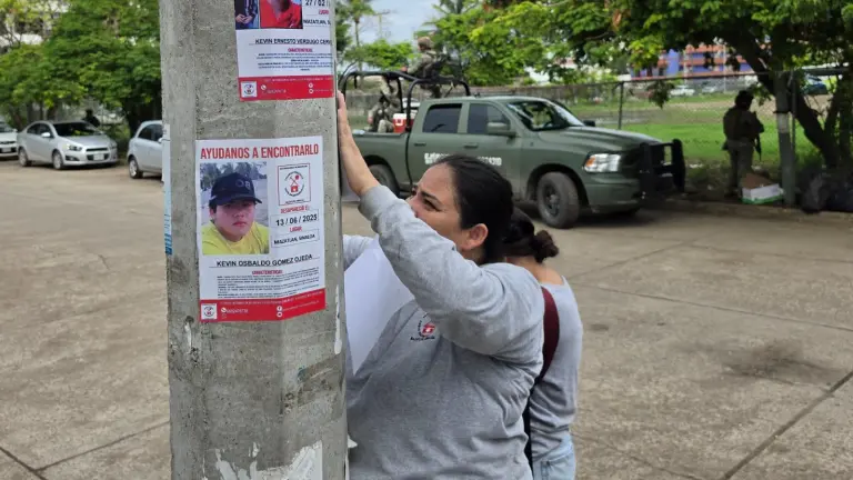 El colectivo Tesoros Perdidos. Hasta Encontrarlos colocó fichas de búsqueda este jueves en las inmediaciones de la Fiscalía en Mazatlán.
