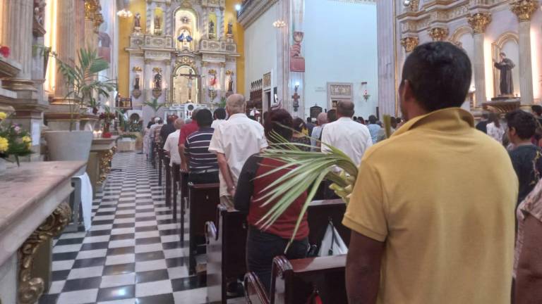 Cientos de fieles católicos acudieron a la Catedral de Culiacán para presenciar la misa del Domingo de Pascua.