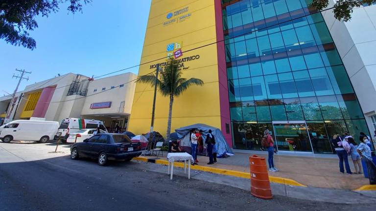 Familias acampan afuera del Hospital Pediátrico.