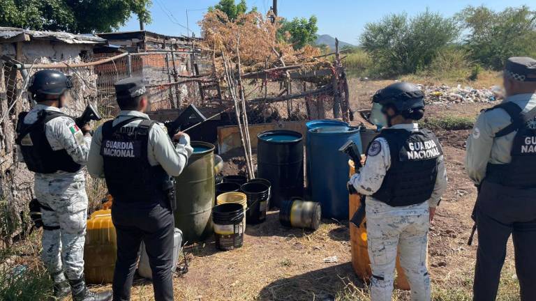 Bidones con hidrocarburo fueron localizados por integrantes de la Guardia Nacional en Sinaloa.