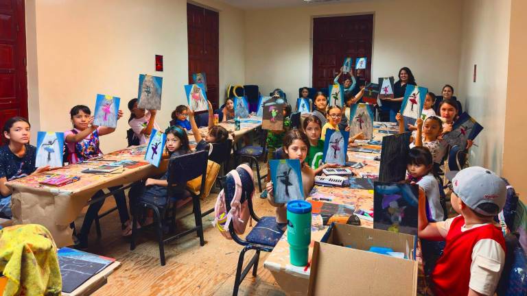 Los pequeños talleristas muestran el trabajo del primer día.