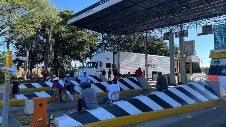 Agricultores del Valle de San Lorenzo liberaron el paso en la autopista Culiacán-Mazatlán para exigir mejoras en los esquemas de comercialización y precios de granos.