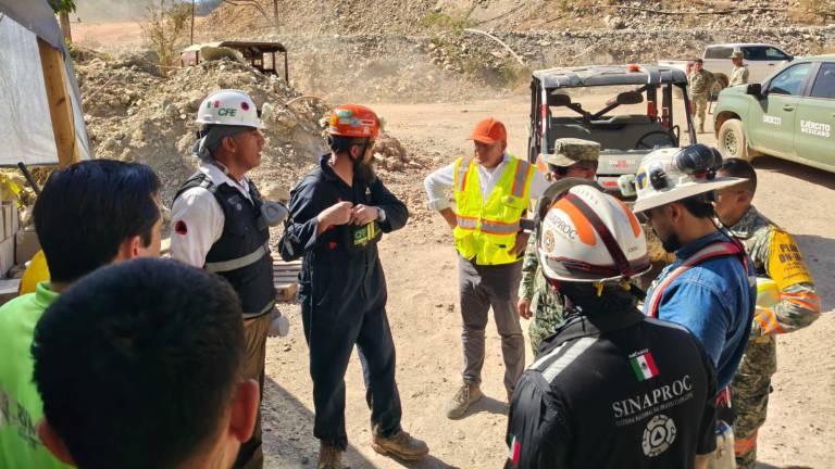 El operativo en la mina Santa Fe, en la sierra de Rosario, se mantiene para localizar al minero Isidro Beltrán, el único que falta por encontrar.